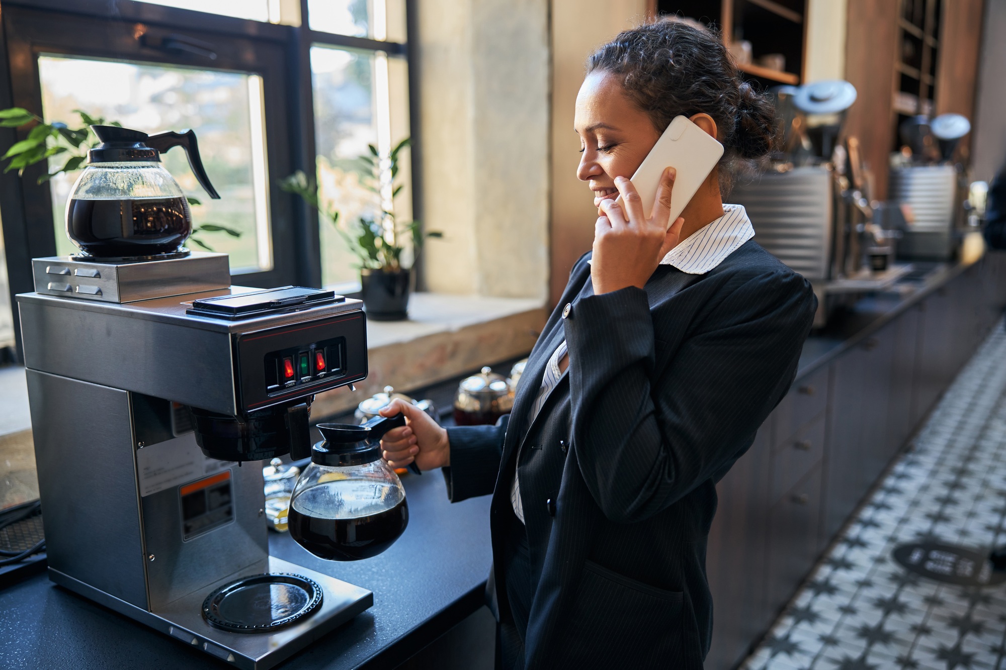Busy young office manager talking per telephone